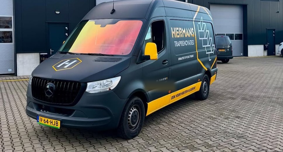 De bus van Hermans Traprenovaties, matzwart met gele strepen
