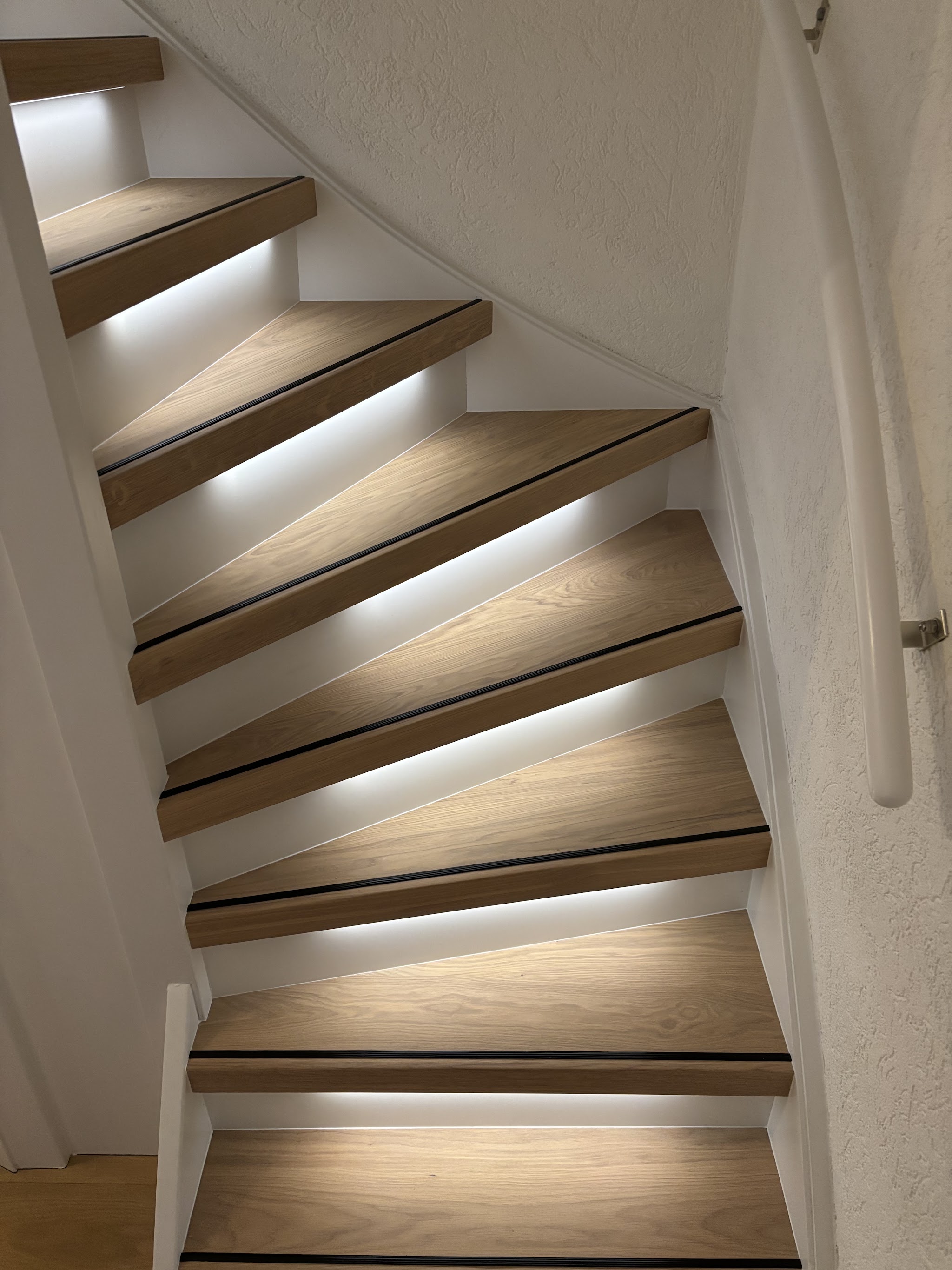 Gerenoveerde trap met verlichting onder de treden