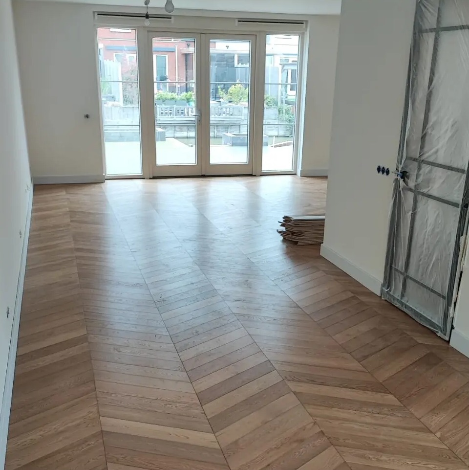 Hongaarse punt patroonvloer in een kamer met openslaande deuren